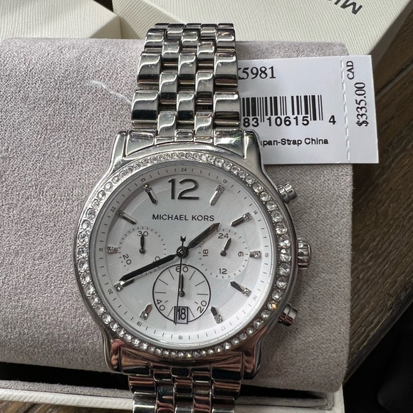 Michael Kors watch Silver with diamond detail NWT - Picture 2 of 2